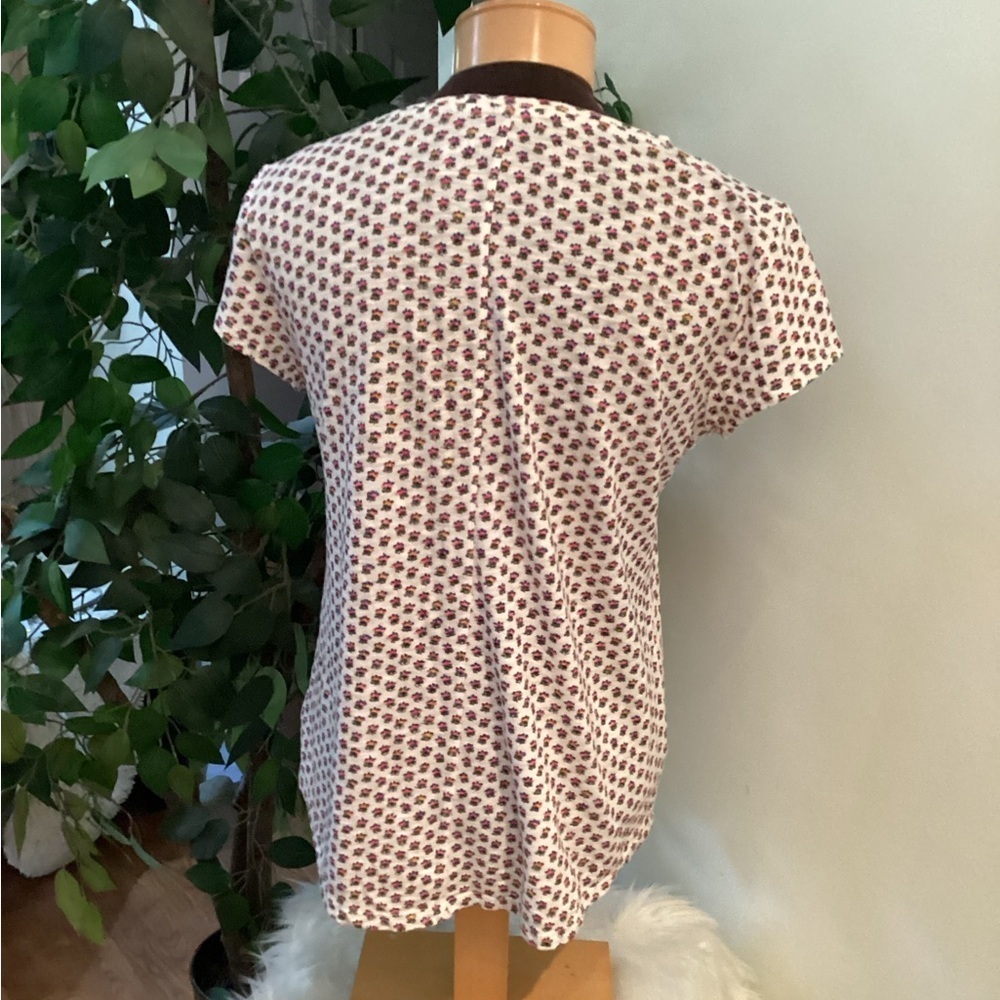 GAP short sleeve v neck floral tee shirt Woman’s size Medium - Picture 3 of 10